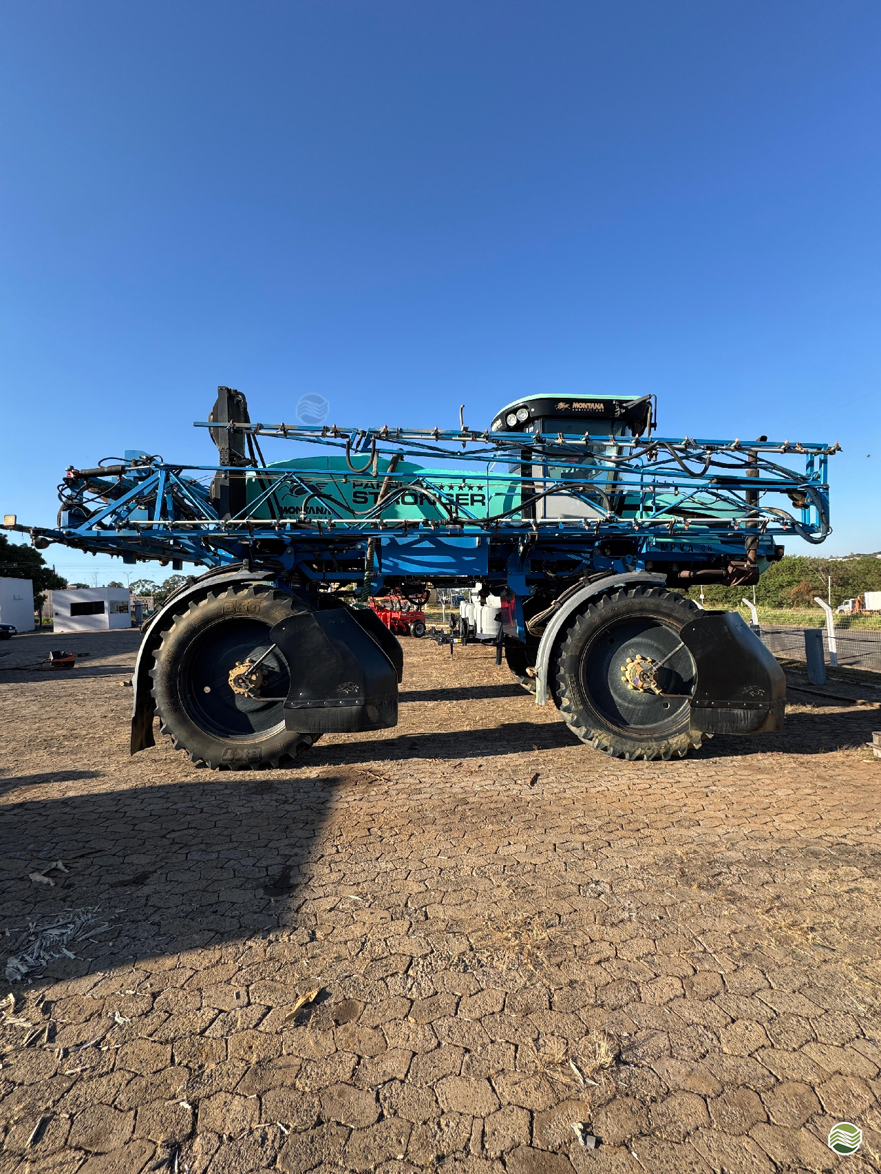 PULVERIZADOR MONTANA PARRUDA STRONGER Tração 4x4 Arena Máquinas   UBERABA MINAS GERAIS MG